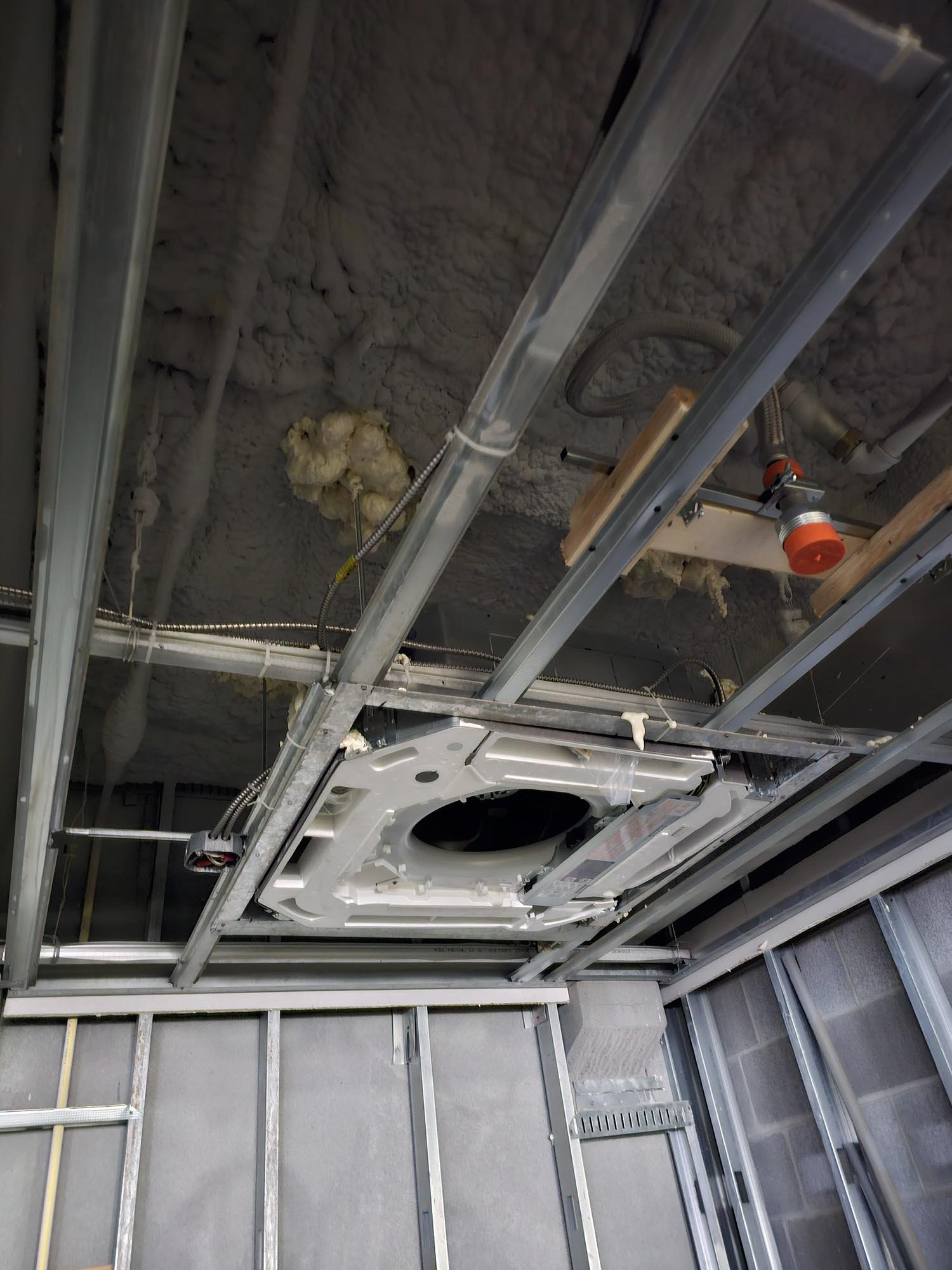 Commercial rooftop air conditioning equipment installed by AIRMAX